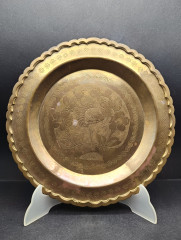 Блюдо декоративное винтажное "Всемирная лютеранская ярмарка (Гонконг)", с изображением курицы и цветов, орнаментом, кованый, ручная работа, латунь, 25.5 см, Китай, 1900-40гг.