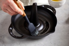 Staub Staub Hahnchenbrater D.24cm schwarz Фритюрница для курицы Staub Д.24см