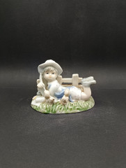 Статуэтка винтажная Im Stil von Hervit Royal &quot;Девочка с бельчатами, отдыхающая на траве&quot;, фарфор, 12 х 10 см, Германия, 1960-70гг.