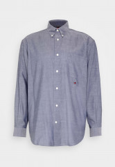 Tommy Hilfiger TOMMY HILFIGER X SHAWN MENDES OXFORD ARCHIVE SHIRT UNISEX Shirt blue coast TOMMY HILFIGER X SHAWN MENDES OXFORD ARCHIVE РУБАШКА УНИСЕКС Рубашка голубое побережье