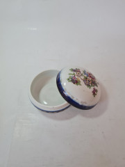 Шкатулка винтажная, бело-голубой фарфор с красочным цветочным декором и позолоченным узором, 12 x 7,5 см, Германия, 1960-70гг.