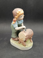 Статуэтка винтажная Im Stil Goebel &quot;Девочка с пилой&quot;, фарфор, 13 х 9см, Германия, 1960-70гг.
