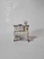 Винтажная фарфоровая фигурка пианино с позолотой в стиле барокко, 8 x 7,5см, Германия, 1960г.