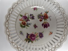 Фруктовница винтажная большая Schumann, вырубной фарфор с мейсенскими букетами и позолотой, ручная роспись, 23 см, Германия, 1970 год.