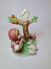 Винтажная фигурка ручной работы &quot;Девочка у скворечника&quot;, 9см x 15см, Тайвань, 1960-70гг.