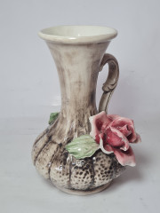 Capodimonte Italy Бело-черная фарфоровая ваза с цветочным фактурным декором "Красная роза", 19,5 x 13 см, Италия, 1960-70гг.