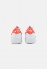 Nike Sportswear AIR FORCE 1 07 ESS SNKR Sneaker low white/rush orange AIR FORCE 1 07 ESS SNKR кроссовки женские низкие белый/оранжевый