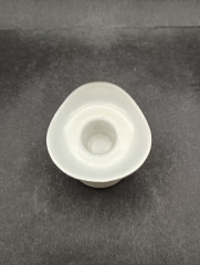 Ваза миниатюрная винтажная Goebel в бежево-розовых тонах, с объемным цветочным декором по краю, фарфор, 8 х 7 см, Германия, 1970-80гг.