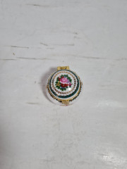 Шкатулка винтажная Les Porcelaines de Beaugancy с золотистой застежкой, фарфор, 4 х 3 см, Франция, 1960-70гг.