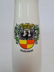 Ваза винтажная PWB Porzellan Bavaria, белый фарфор с гербом Хильдесхайм, красным и золотым декором, 21 x 6 см/5 см, Германия, 1960-70гг.