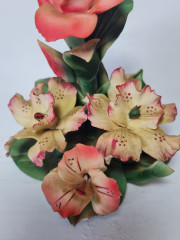 Capodimonte Italy Декоративная фигурка &quot;Роза и лилии с листьями&quot;, 15см x 15см, Италия, 1960-70гг.