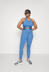 Tommy Hilfiger ESSENTIALS TAPE BRA Medium support sports bra Hydrangea Blue ESSENTIALS TAPE BRA Спортивный бюстгальтер со средней поддержкой гортензия синяя