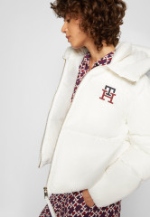 Tommy Hilfiger MONOGRAM BADGE Down jacket ecru ЗНАЧОК С МОНОГРАММОЙ Пуховик экрю