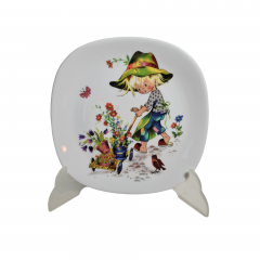 Тарелка декоративная винтажная Schirnding Bavaria, квадратная с изображением ребенка в зеленой шляпе с птицами и цветами, 18,5 x 2 см, Германия,1960-1970гг.