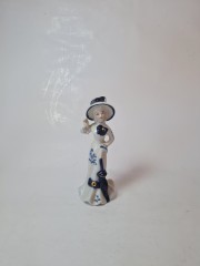 Винтажная фарфоровая статуэтка с позолотой &quot;Леди в бело-сине платье с зонтиком&quot;, 17см x 6см, Германия, 1960-70гг.