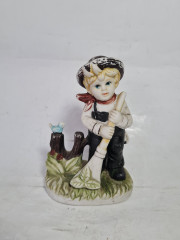Статуэтка винтажная &quot;Мальчик с метлой&quot;,  ручная работа, фарфор, 14 см, Тайвань, 1970-80гг.