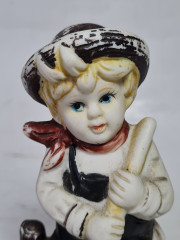 Статуэтка винтажная &quot;Мальчик с метлой&quot;,  ручная работа, фарфор, 14 см, Тайвань, 1970-80гг.