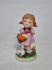 Статуэтка винтажная &quot;Девочка с гусем и корзиной апельсинов&quot;, ручная работа, фарфор, 11 см, Тайвань, 1970-80гг.