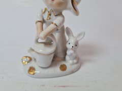 Peach Elegance Фарфоровая статуэтка с позолотой &quot;Мальчик в белой кепке с лейкой и кроликом&quot;, ручная роспись, 8см x 5см, Тайвань, 1960-70гг. 