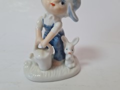 Peach Elegance Фарфоровая статуэтка с позолотой &quot;Мальчик в синей кепке с лейкой и кроликом&quot;, ручная роспись, 8см x 5см, Тайвань, 1960-70гг. 