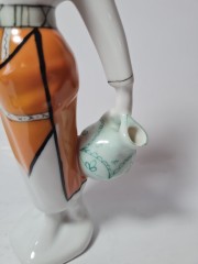 Rumanische Porzellan Статуэтка Женщина в традиционной одежде с кувшином в руке, 20см х 11см, Румыния, 1960-70гг.