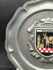 Тарелка декоративная винтажная Koziol "Герб города Маульбронн" / Серия "Геральдика", яркий декор, олово (95%), 23 см, Германия, 1970-80гг.