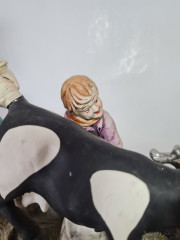 Статуэтка с 2-мя мужчинами и женщиной в яркой одежде с коровой &quot;Дойка&quot;, 21см x 29см, Германия, 1960-70гг.