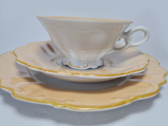 Hellbraune Porzellan Чайное трио "Полевые цветы" с желтым ободком и фактурным краем, Германия, 1960-70гг.