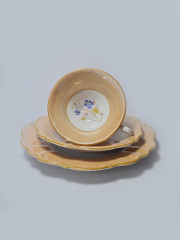 Hellbraune Porzellan Чайное трио "Полевые цветы" с желтым ободком и фактурным краем, Германия, 1960-70гг.