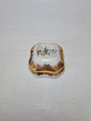 Шкатулка винтажная Limoges France, белый фарфор с изображением лошадей и кареты и с обильной позолотой, 8 x 8 x 4,5 см, Франция, 1960-70гг.