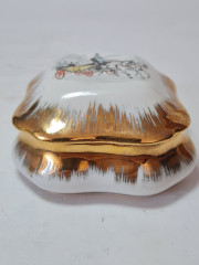 Шкатулка винтажная Limoges France, белый фарфор с изображением лошадей и кареты и с обильной позолотой, 8 x 8 x 4,5 см, Франция, 1960-70гг.