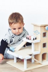 mamabrum Holzparkplatz mit 3 Ebenen und Hubschrauberlandeplatz Деревянная трехуровневая парковка с вертолетной площадкой.